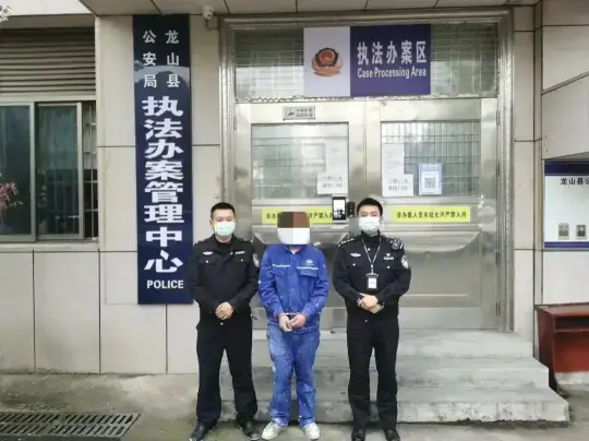 违反疫情防控规定，辱骂恐吓防疫工作人员，龙山公安：行拘！(图1)