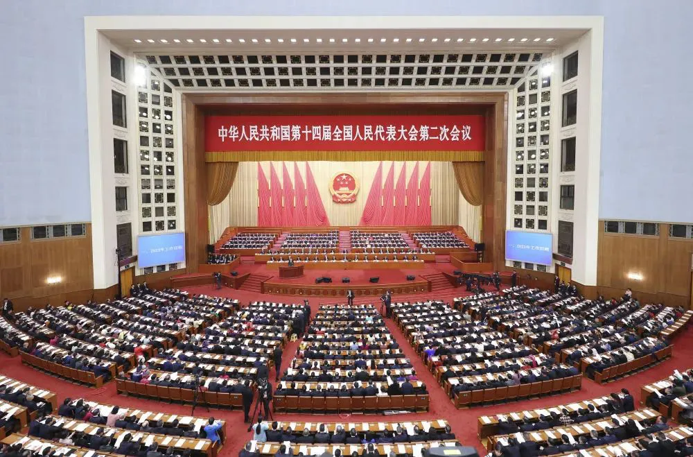 政府工作报告极简版来了！只有700字(图1)