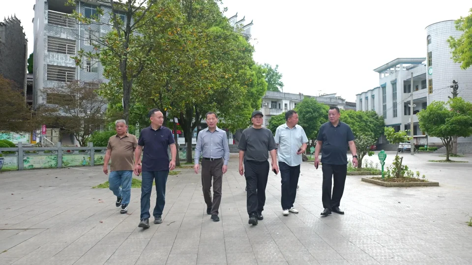 奉献爱心 助学兴教(图4)