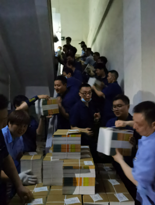 课前到书！暴雨淹了印刷厂，他们不眠不休抢回百万册教材(图4)